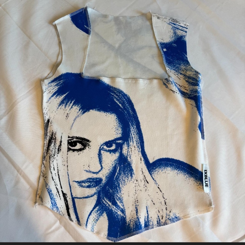 1Xblue Revolve blue black white top print graphic S